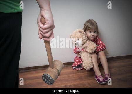 Gewalt zu Hause. Körperliche oder körperliche Bestrafung eines Kindes. Stockfoto