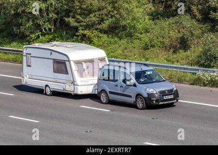 2018 Silber Peugeot Partner Tepee Outdoor Bhdi S/S; Schleppen Swift Corniche 2 Liegeplatz Caravan 15/2 Wohnwagen; Wohnmobil auf britischen Straßen, Wohnmobil Freizeitfahrzeug, Familienurlaub, Caravanette Urlaub, Touring Caravan Urlaub, VEREINIGTES KÖNIGREICH Stockfoto