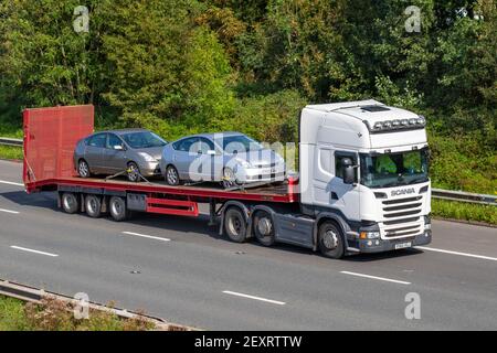 Scania LKW King Tieflader Anhänger ; Autotransporter, zwei Auto-Transporter Träger; Autobahn schwere Bulk-Transport Lieferwagen, Fahrzeugtransport, LKW, Transport, Abholung und Lieferungen, Multi-Auto Nutzfahrzeug Träger, LKW, spezielle Fracht, zwei Fahrzeug Lieferung, Transport, Industrie, Fracht auf der Autobahn M6. Stockfoto