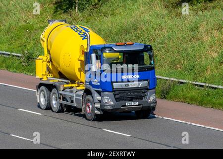 Breedon Zuschlagstoffe Betonmischer LKW; Bulk-Gebäude Zement Lieferwagen, Transport, LKW, Transport, LKW, Fracht, DAF LF Fahrzeug, Lieferung, Transportindustrie, am M6 in Lancaster, Großbritannien Stockfoto