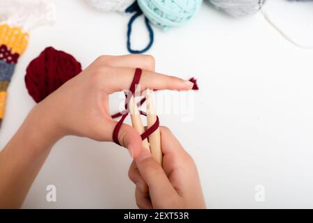 Kinderhände sind gestrickt und gehäkelt Ansicht frome oben Stockfoto