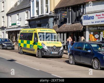 Ein Notarztwagen, der auf einen Anruf während der Pandemie reagiert, High Street, Towcester, Northamptonshire, Großbritannien Stockfoto