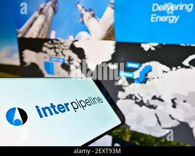 Handy mit Logo des kanadischen Öl-Infrastruktur-Unternehmen Inter Pipeline Ltd. Auf dem Bildschirm vor der Webseite. Fokus auf der Mitte des Telefondisplays. Stockfoto