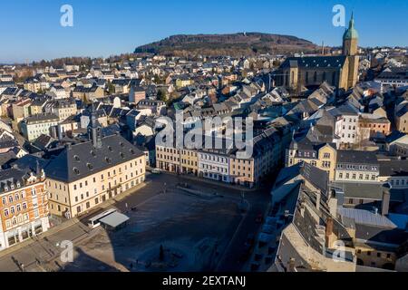 Annaberg Buchholz, Deutschland. März 2021, 01st. Die Innenstadt mit dem Rathaus am Marktplatz und der dominanten St. Annenkirche. (Luftaufnahme mit Drohne) Quelle: Jan Woitas/dpa-Zentralbild/ZB/dpa/Alamy Live News Stockfoto