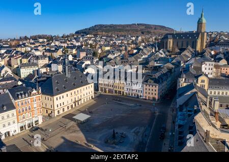 Annaberg Buchholz, Deutschland. März 2021, 01st. Die Innenstadt mit dem Rathaus am Marktplatz und der dominanten St. Annenkirche. (Luftaufnahme mit Drohne) Quelle: Jan Woitas/dpa-Zentralbild/ZB/dpa/Alamy Live News Stockfoto