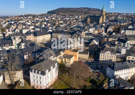 Annaberg Buchholz, Deutschland. März 2021, 01st. Die Innenstadt mit dem Rathaus am Marktplatz und der dominanten St. Annenkirche. (Luftaufnahme mit Drohne) Quelle: Jan Woitas/dpa-Zentralbild/ZB/dpa/Alamy Live News Stockfoto