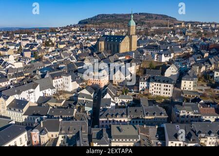 Annaberg Buchholz, Deutschland. März 2021, 01st. Das Stadtzentrum mit der dominanten St. Annenkirche. (Luftaufnahme mit Drohne) Quelle: Jan Woitas/dpa-Zentralbild/ZB/dpa/Alamy Live News Stockfoto