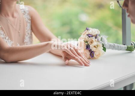 Die Braut und der Bräutigam sind auf einem Date. Stockfoto