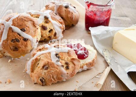 Frisches Rosinenbrot mit Marmelade Stockfoto