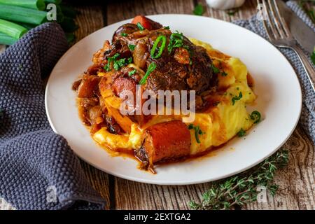 Osso Buco mit Kartoffelpüree, Sauce und Gemüse Stockfoto