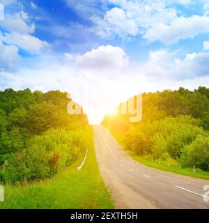 Dawn über Straße in ländlichen Waldgebiet. Stockfoto