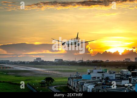 Tan Son Nhat Airport, Ho Chi Minh City, Vietnam - 28. Februar 2021: Kommerzielle Flugzeuge sind im Begriff, am Tan Son Nhat Flughafen am schönen Nachmittag zu landen Stockfoto