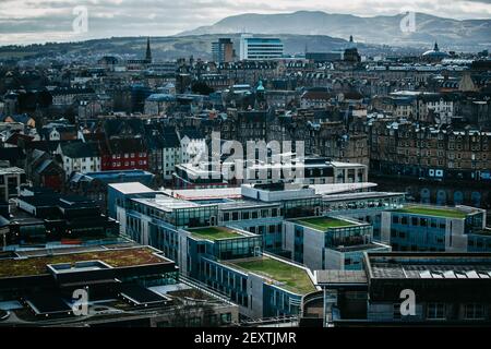 Das Dach der Stadtverwaltung von Edinburgh, Waverley Court, das mit Solarzellen ausgestattet wurde, mit Blick auf die Stadt Edinburgh im Hintergrund. Stockfoto