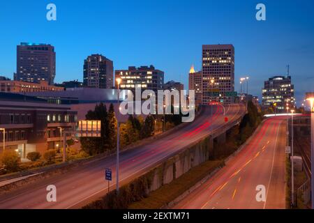 Fahren Sie Auf Der Autobahn In Die Innenstadt Von Tacoma, Die Skyline Von Washington City Stockfoto