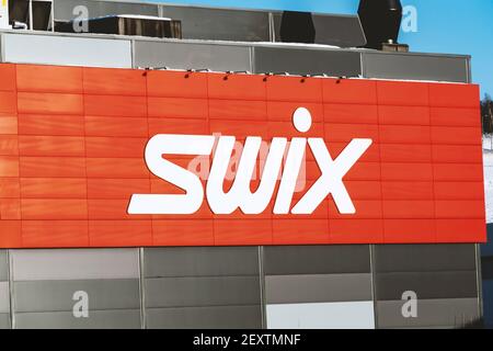 SWIX-Logo auf einer Fabrik und einem Ladengebäude, in dem Skiwachs verkauft wird. Stockfoto