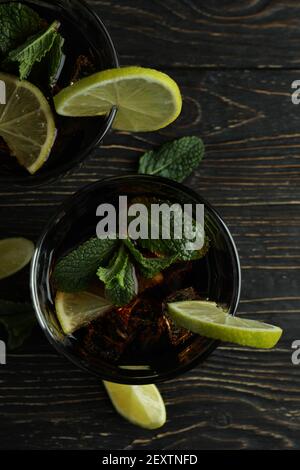 Gläser Cuba Libre Cocktail auf Holztisch Stockfoto