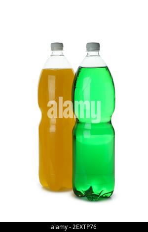 Plastikflaschen mit grüner und oranger Soda isoliert auf weiß Hintergrund Stockfoto