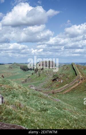 Ruinen der römischen Festung „Vercovicium“ oder ‘„Borcovicium“ in Housesteads, 37. km von Hadrians Mauer für die Legion ‘„Augusta“ von 2.. Überreste einer römischen Verteidigungsfestung, bekannt als Hadrianmauer, die insgesamt etwa 118 km mit einer Anzahl von Festungen, Burgen und Türmchen zurückliegt. Archivscan von einem Dia. Juni 1974. Stockfoto