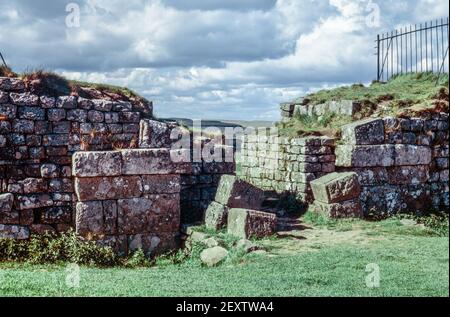 Ruinen der römischen Festung „Vercovicium“ oder ‘„Borcovicium“ in Housesteads, 37. km von Hadrians Mauer für die Legion ‘„Augusta“ von 2.. Überreste einer römischen Verteidigungsfestung, bekannt als Hadrianmauer, die insgesamt etwa 118 km mit einer Anzahl von Festungen, Burgen und Türmchen zurückliegt. Archivscan von einem Dia. Juni 1974. Stockfoto