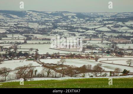 AX Valley in East Devon AONB (Gebiet von außergewöhnlicher natürlicher Schönheit) mit Schnee bedeckt. Panoramablick vom Musbury Hill. Stockfoto
