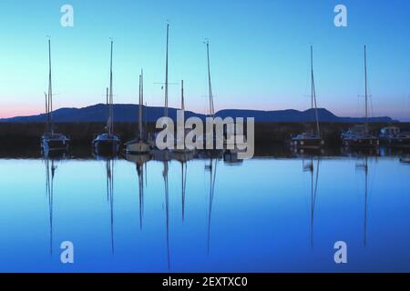 Segelboote liegen im Hafen von Lyme Regis in Dorset. Stockfoto