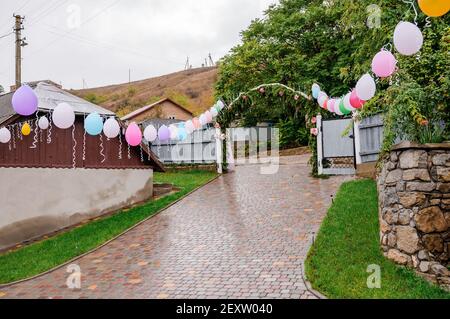 Hochzeitsbogen aus bunten aufblasbaren Luftballons. Feier einer Kinderparty. Bogen mit Luftballons gemacht Stockfoto