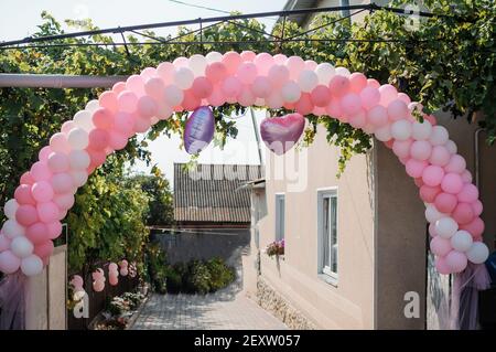 Hochzeitsbogen aus bunten aufblasbaren Luftballons. Feier einer Kinderparty. Bogen mit Luftballons gemacht Stockfoto