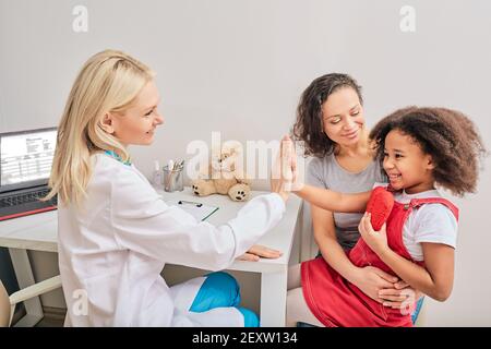 Kinderpsychologe gibt fünf ein kleines Mädchen während einer Psychotherapie Sitzung Stockfoto