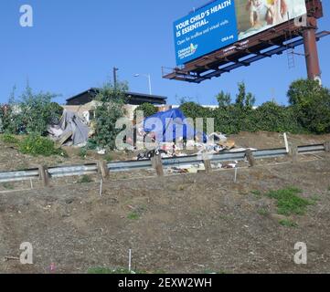 Los Angeles, Kalifornien, USA 4th. März 2021 EINE allgemeine Sicht auf die Atmosphäre des Obdachlosenlagers am 4. März 2021 in Los Angeles, Kalifornien, USA. Foto von Barry King/Alamy Stockfoto Stockfoto