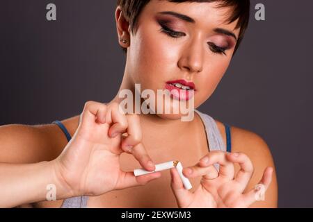 Junge Teen Weiblich Nur 18 Bricht Zigarette Beendet Rauchen Stockfoto