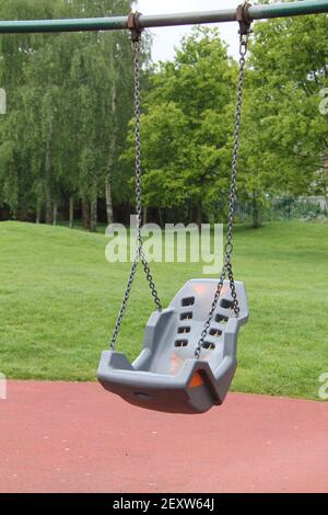 Ein Schwingsitz für ein kleines oder behinderten Kind. Stockfoto