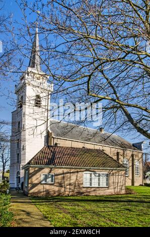 Puttershoek, Niederlande, 26. Februar 2021: Die Reformierte Kirche der Niederlande, ein Nationaldenkmal, an einem sonnigen Wintertag Stockfoto