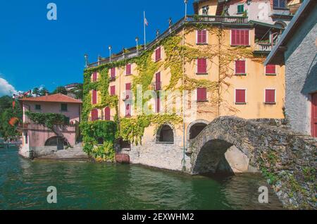 Alte Steinbrücke in Nesso, malerisches Dorf mit Blick auf den Comer See.Lombardei, Italien. Stockfoto