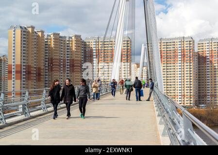 Krasnogorsk, RUSSLAND - April 18,2015. Die Fußgängerbrücke besteht aus zwei Pylonen, die jeweils 41 m hoch sind. Masten sind verbunden Stockfoto