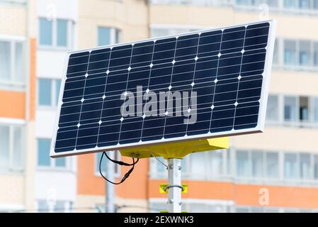 Straßenlaterne mit Solarbatterien Stockfoto