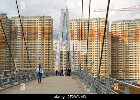 Krasnogorsk, RUSSLAND - April 18,2015. Die Fußgängerbrücke besteht aus zwei Pylonen, die jeweils 41 m hoch sind. Masten sind verbunden Stockfoto