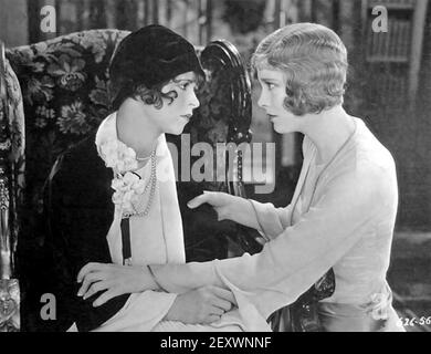 KINDER DER SCHEIDUNG 1927 Paramount Bilder Film mit Clara Bow Links und Esther Ralston Stockfoto