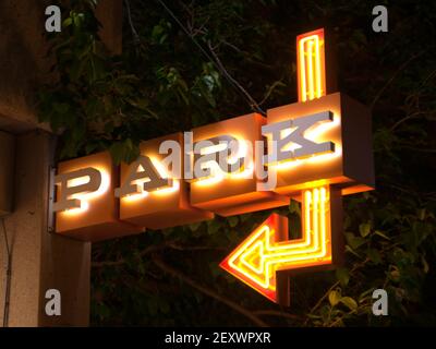 Beleuchtetes Neon Park Schild Downtown Parking Garage Arrow Stockfoto