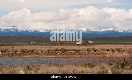 Wood Barn Wallowa Mountains Puffy Clouds Dramatische Skyline Von Oregon Stockfoto