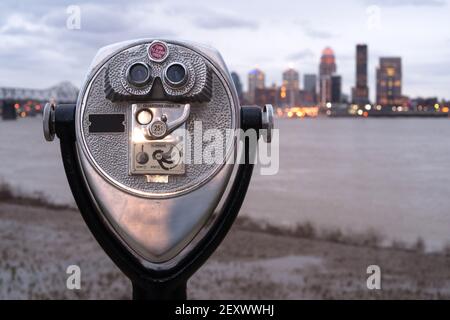 Pay-to-View Öffentliche Vergrößerungsansicht Fernglas Riverside Park Stockfoto