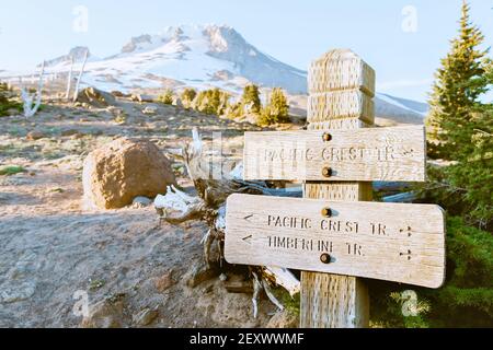 Holzschild auf der Route zum Mt. Hood Top, Oregon, USA Stockfoto