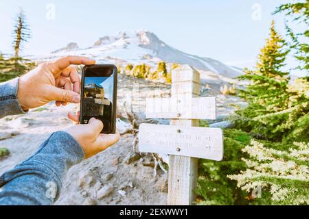 Mobile Aufnahme des hölzernen Richtungszeichens auf der Route zum Mt. Hood Top, Oregon, USA Stockfoto