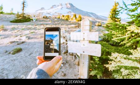 Mobile Aufnahme des hölzernen Richtungszeichens auf der Route zum Mt. Hood Top, Oregon, USA Stockfoto