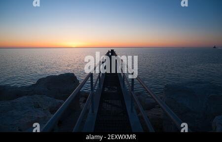 Die Sonne kommt über Lake Michigan Milwaukee Harbour Stockfoto