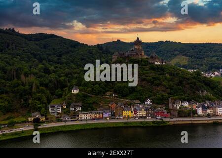 Panorama von Cochem mit der Reichsburg Cochem, Deutschland. Drohnenfotografie. Stockfoto