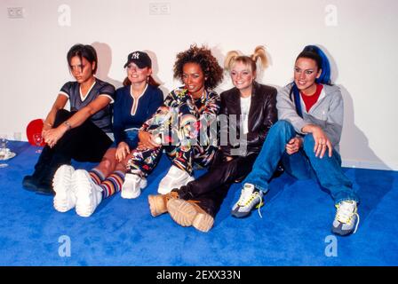 NIJMEGEN, NIEDERLANDE- 29. MÄRZ 1998: Die Spice Girls kurz vor ihrem Konzert in Nijmegen. Stockfoto