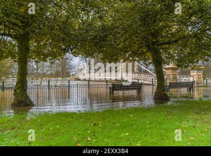 Victoria Foot Bridge unter einer Flut von Wasser aus dem Fluss Wye, Hereford Großbritannien, Februar 2021. Stockfoto