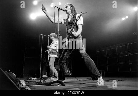 ZWOLLE, NIEDERLANDE - 08. MAI 1984: Status Quo live auf der Bühne während eines Konzerts in den Niederlanden. Stockfoto