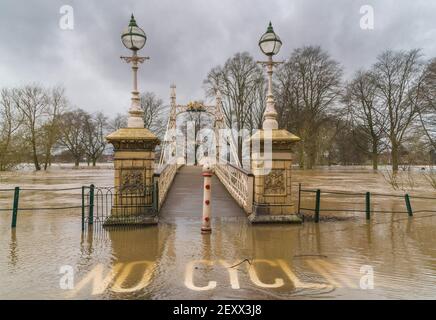 Victoria Foot Bridge unter einer Flut von Wasser aus dem Fluss Wye, Hereford Großbritannien, Februar 2021. Stockfoto