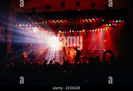 NIJMEGEN, NIEDERLANDE - 13 FEB, 1981 : Thin Lizzy mit Bassist Phil Lynott live auf der Bühne während eines Konzerts in den Niederlanden. Stockfoto